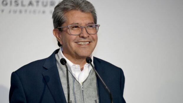 Ricardo Monreal habla frente a dos micrófonos durante un acto público.